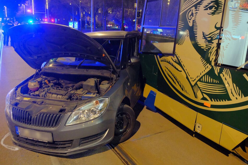 Auf dem Dittrichring stießen ein Auto und eine Tram zusammen.