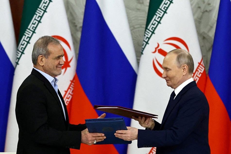 Russia warned the US not to intervene in Israel's war on Iran, which is a close ally of President Vladimir Putin's (r.) Kremlin.
