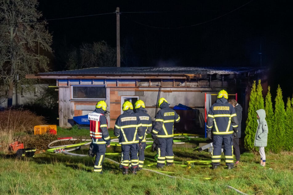 Das Feuer brach in einem Nebengebäude aus.