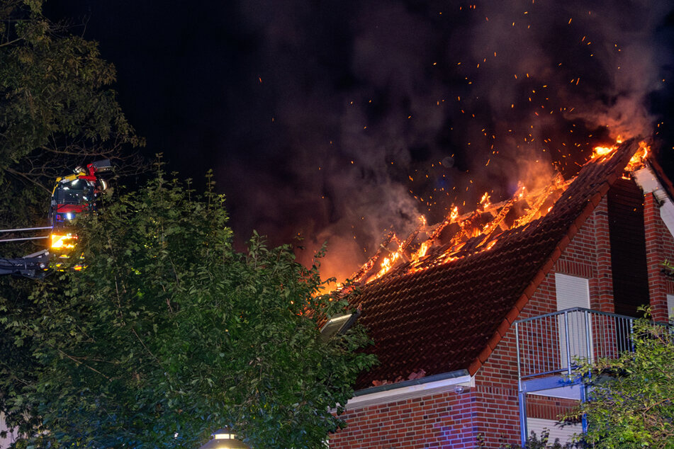 Großeinsatz: Flammen fressen sich durch Kita-Dach