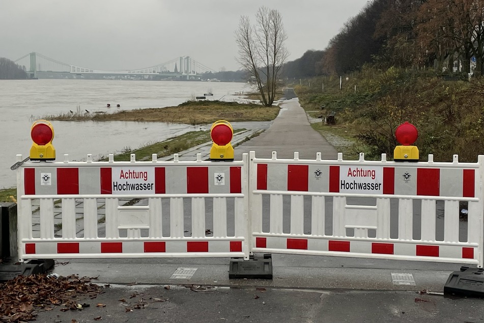 In Köln ist die Hochwasserlage zurzeit noch recht entspannt. In anderen Teilen NRWs mussten jedoch bereits Rettungskräfte eingreifen.