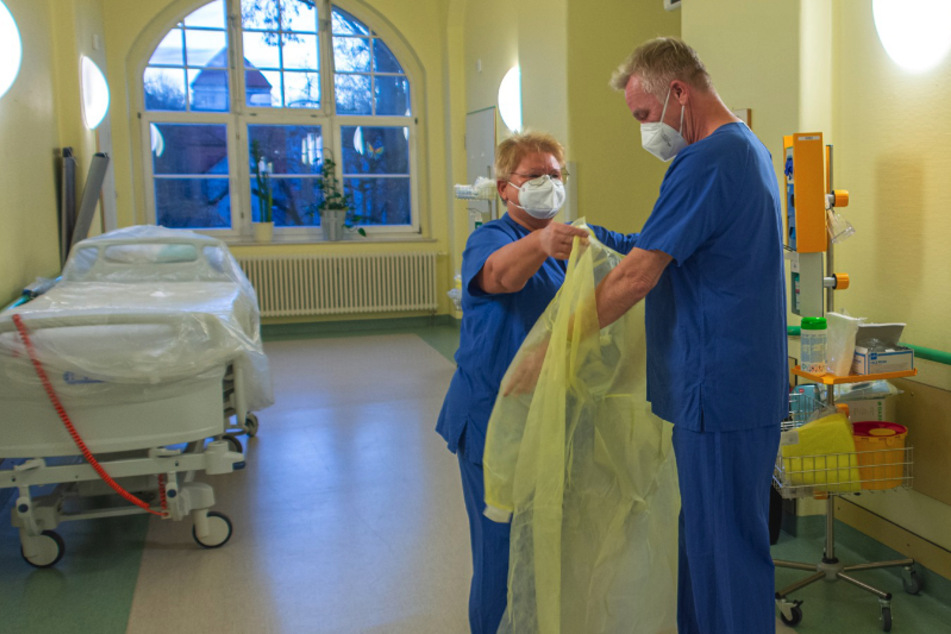 Chemnitz: Zwickauer Professor hilft jetzt als Corona-Pfleger im Chemnitzer Klinikum aus