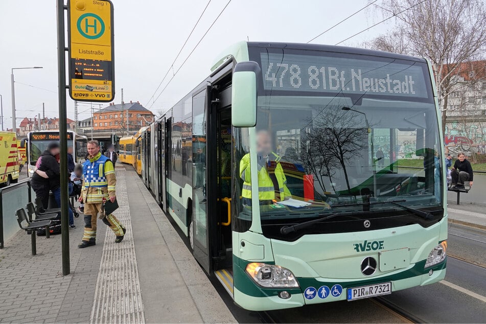Aus noch bislang unbekannter Ursache musste der Bus notbremsen.