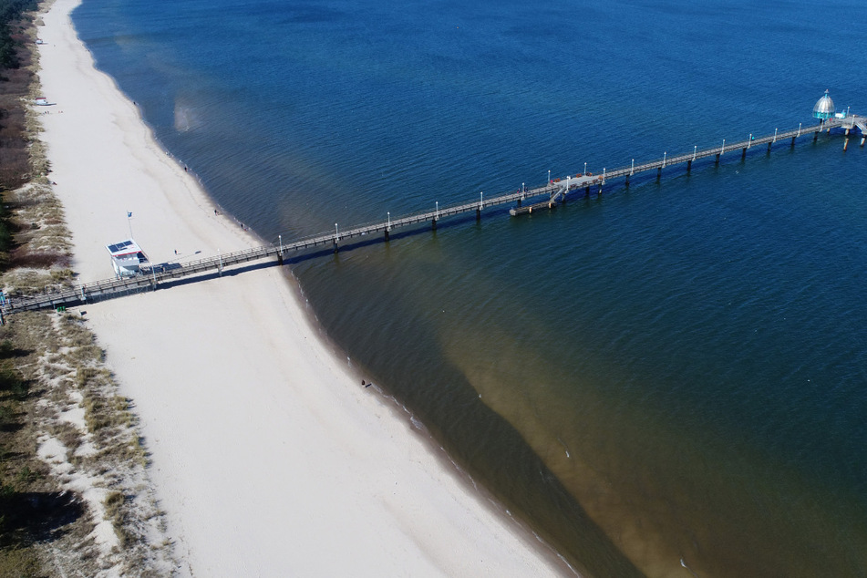 Menschenleer ist die Strandpromenade mit der Seebrücke im Ostseebad Zinnowitz auf der Insel Usedom im April vergangenes Jahres. Erneut tritt ein Einreiseverbot in Kraft.