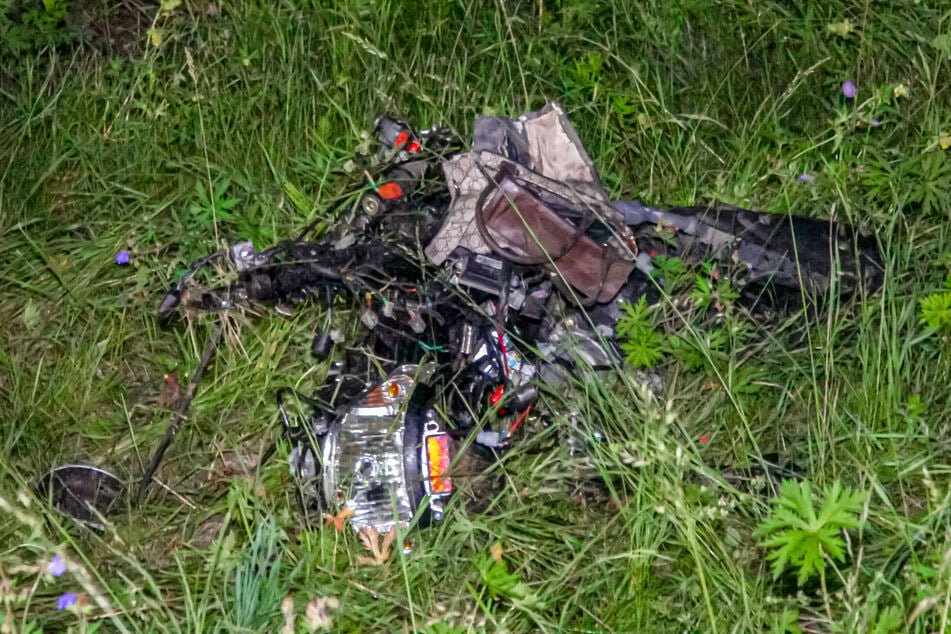 An der Unfallstelle entstand ein Trümmerfeld.