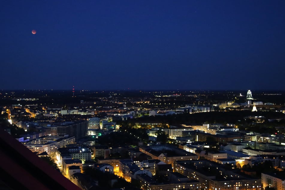 Auf dem Panorama Tower in der Leipziger Innenstadt hatte man aus 120 Metern einen tollen Blick auf den Blutmond und die Stadt.