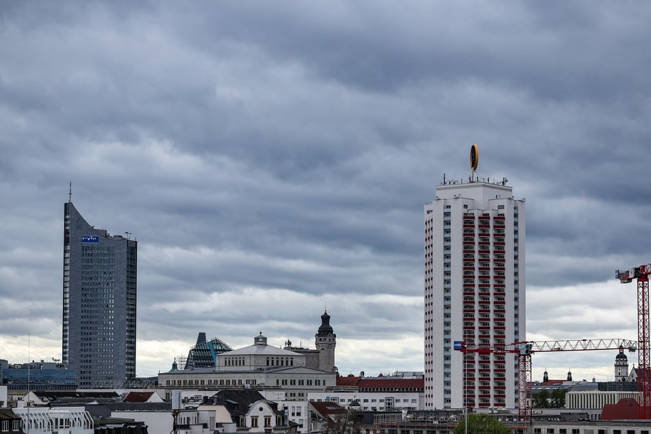 Am Wochenende ziehe dichte Wolkenfelder über Sachsen, wie hier in Leipzig. (Archivbild)