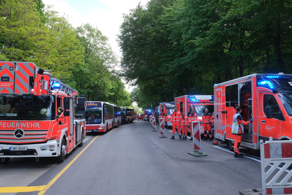 Die Feuerwehr Hamburg ist mit zahlreichen Kräften im Einsatz.