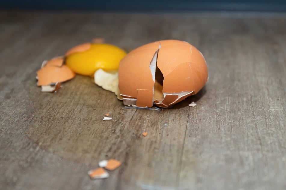 Nach der Ei-Attacke spürte eine 25-Jährige Schmerzen. (Symbolbild)