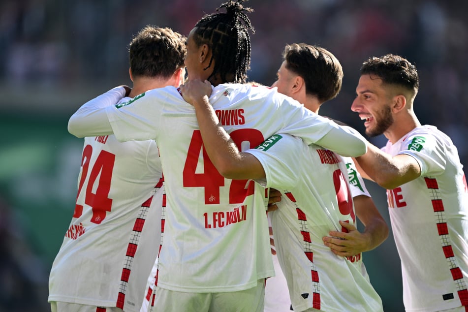 Die Spieler des 1. FC Köln bejubeln en Treffer zum 2:0 durch Luca Waldschmidt.