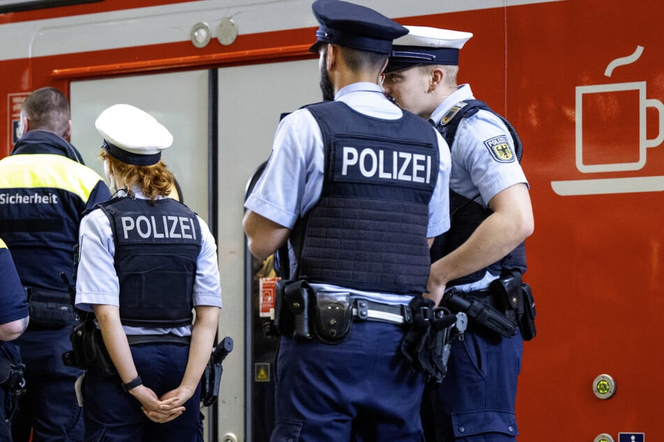 Betrunkener Zugreisender pöbelt und zückt Messer: Bundespolizist schreitet ein