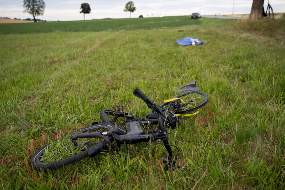 Das Fahrrad der getöteten Radfahrerin (68) fanden die Einsatzkräfte im benachbarten Feld.