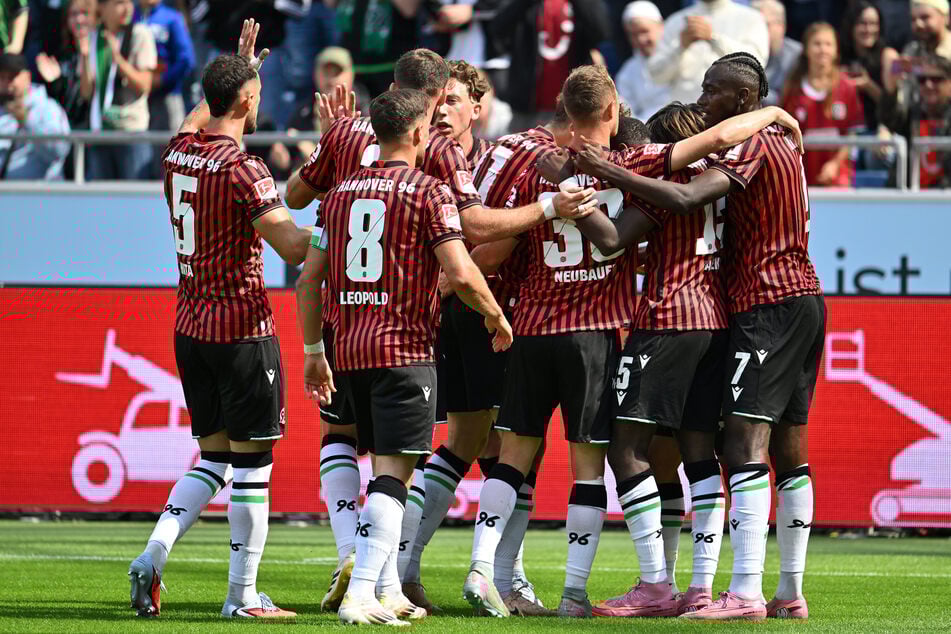 Im ersten Durchgang klingelte es gleich zweimal. Beide Treffer markierte Hannover 96.