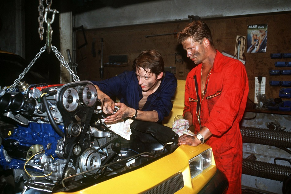 Til Schweiger (58, r.) tunt einen Manta in einer Szene aus der Komödie "Manta, Manta".