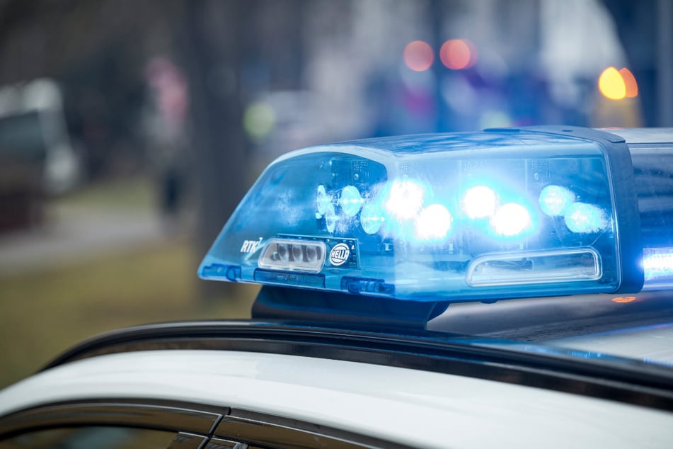 Vorfall an Bushaltestelle: Mann packt 13-Jährigen an Kette und umarmt ihn – Polizei sucht Helfer