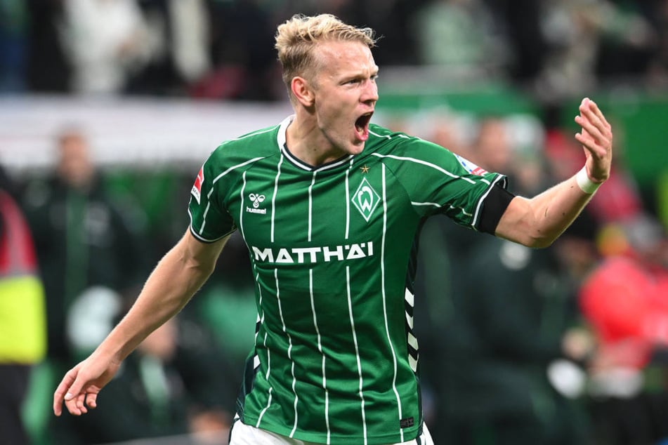 Marco Grüll feiert sein Traumtor zur Bremer Führung.