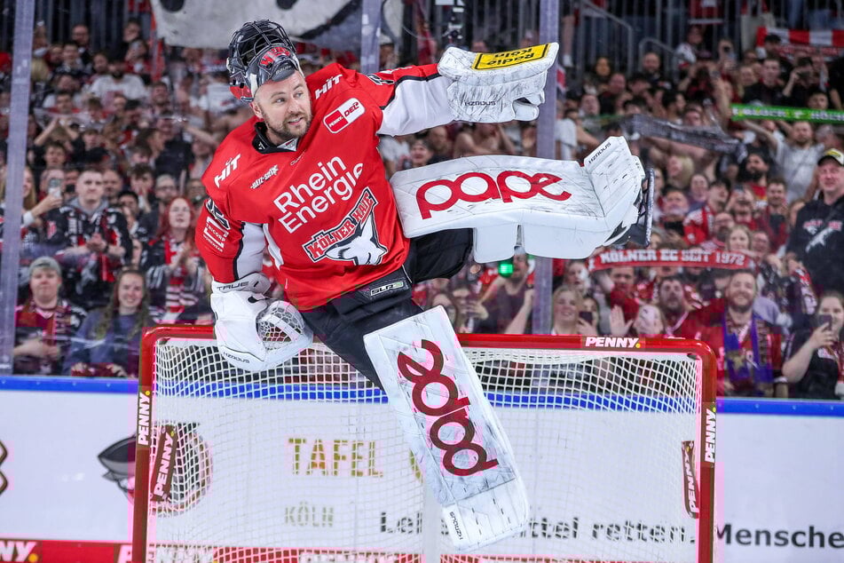 Nachdem die Kölner Haie dank seiner Parade die Halbfinalserie gegen Ingolstadt gewonnen hatten, kletterte Julius Hudacek (36) vor Freude auf seinen Kasten.