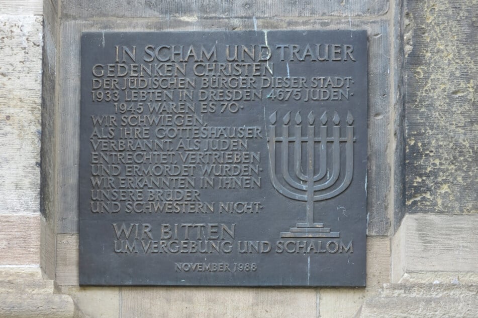Weltweit erinnern Gedenktafeln an die Novemberpogrome 1938 (Beispielfoto: Tafel an der Dresdner Kreuzkirche).