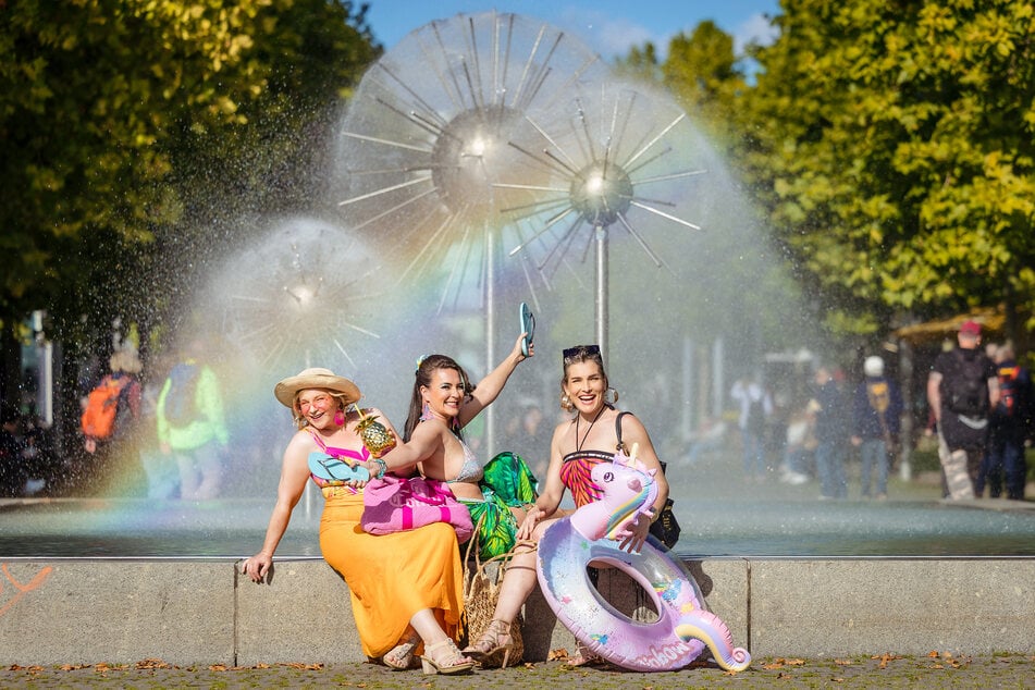 Trotz Herbst in Sommerstimmung - die drei "Tussis" Beatrice Kaps-Zurmahr (48) Dorothea Kriegl (39) und Tanja Wenzel (47, v.l.).