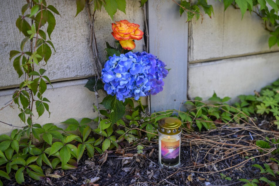 Im Laufe des Sonntags wurden Blumen an der Unfallstelle abgelegt.