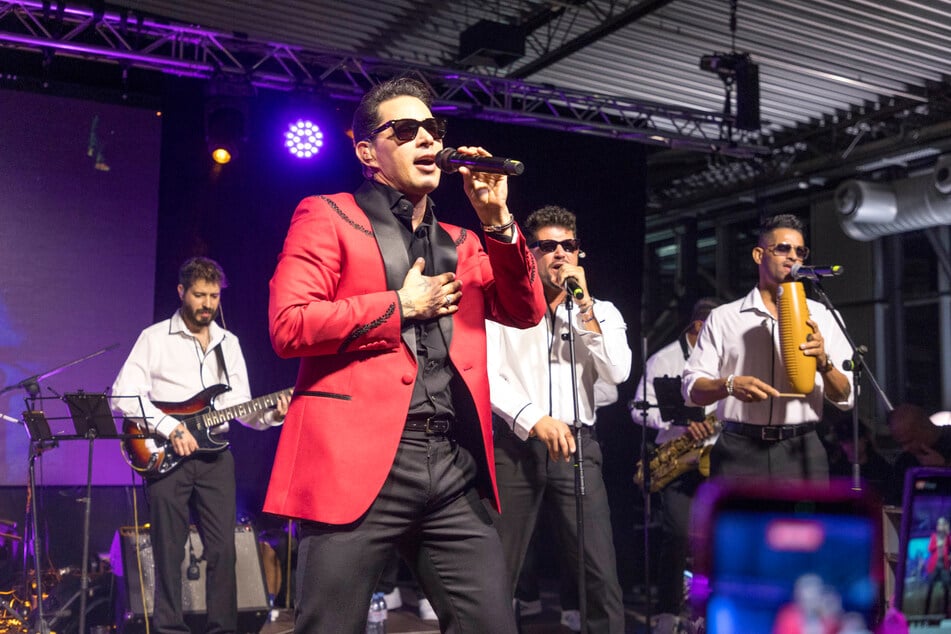Salsa-Star Leoni Torres (48) machte für "Kubáname" einen Umbogen: Das einzige Deutschland-Konzert des Kubaners hat No.1-Fan und Tanzschul-Co-Chefin Stefanie eingefädelt.