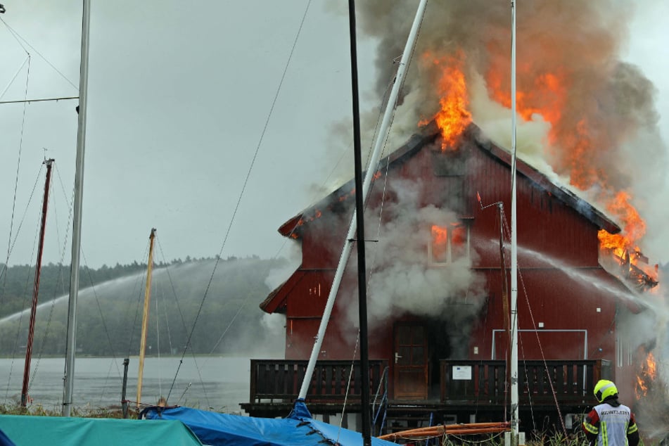 Flammen-Inferno! Bootshaus am Inselsee brennt lichterloh
