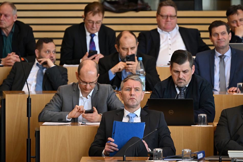 Die Thüringer AfD-Fraktion um seinen Vorsitzenden Björn Höcke (51) will juristisch gegen die Landesregierung vorgehen. Hintergrund seien unbeantwortete Anfragen. (Archivbild)