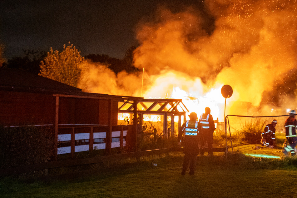 Hamburg: Gartenlaube brennt lichterloh! Feuerwehr kann nichts mehr retten