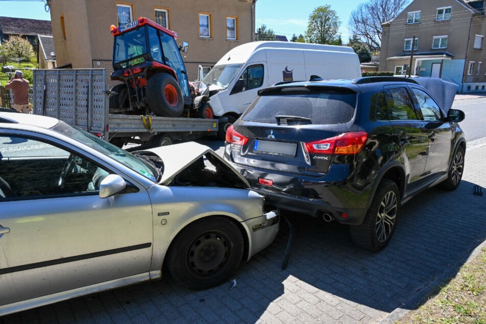 Alle beteiligten Fahrzeuge wurden stark beschädigt.