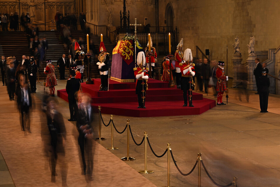 Ab sofort ist die Westminster Hall mit den aufgebahrten Sarg der Queen für die Öffentlichkeit zugänglich.