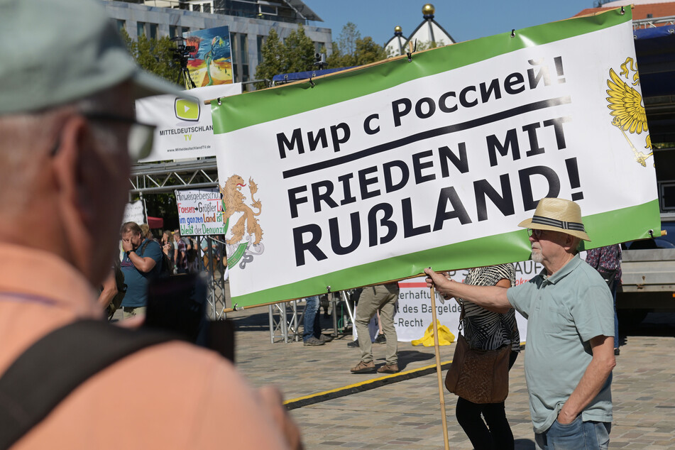 Rund 2000 Menschen aus dem rechten Spektrum protestierten am Samstag auf dem Domplatz in Magdeburg.