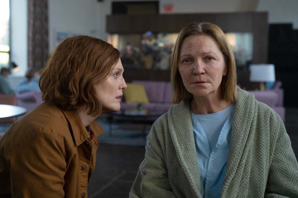 Lisey's (l., Julianne Moore, 60) Schwester Amanda (Joan Allen, 64) hat alptraumhafte Visionen.