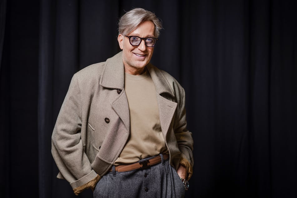 Modedesigner Thomas Rath (59) sprach mit TAG24 übers Älterwerden und KI in der Mode.