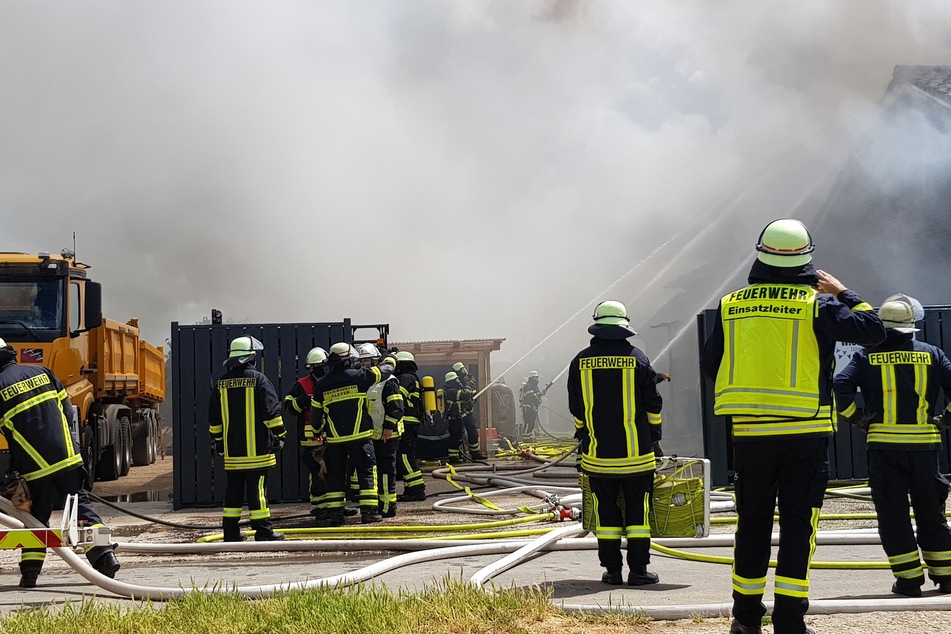 Die Feuerwehr löschte am Samstag das Feuer in einer Gewerbehalle in Alfter.