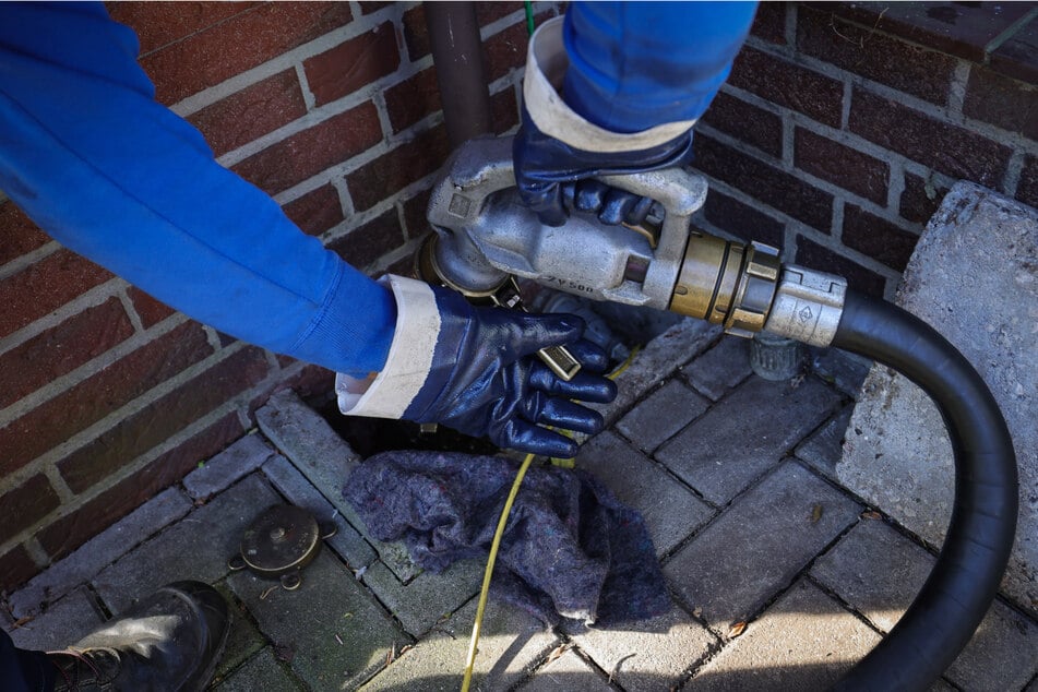 Über solch eine Zapfpistole wird über einen Füllstutzen Heizöl an Ein- und Mehrfamilienhäuser geliefert. Wie der flüssige Brennstoff im Westerwaldkreis gestohlen wurde, ist indes äußerst rätselhaft. (Symbolbild)