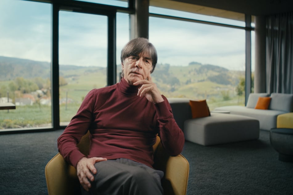 Ex-Bundestrainer Joachim Löw (66) spricht in einer neuen ZDF-Doku über das Nationalelf-Aus von Mesut Özil (37).