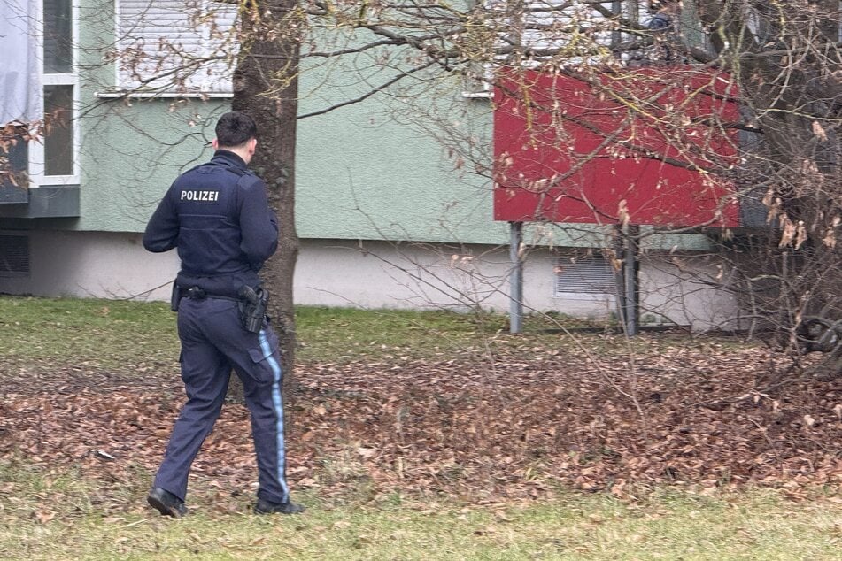 Polizisten suchen den Tatort ab