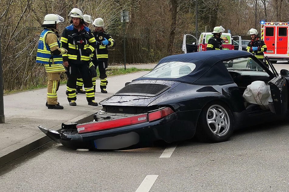 Mercedes kracht am Tierpark in Porsche: Fahrer verletzt