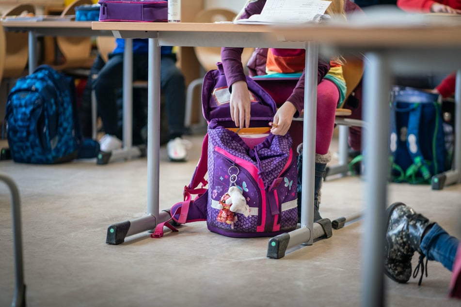 Die Kinder müssen wieder ihre Sachen packen: Die Schulen und Kitas schließen ab Montag in einigen Landkreisen wieder.