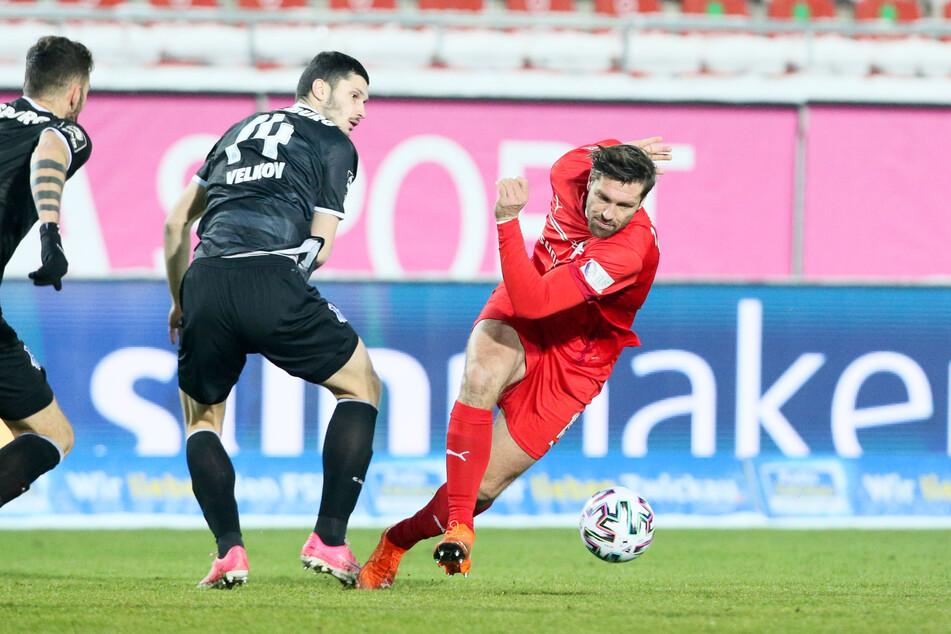 Zwickaus Ronny König im Zweikampf mit Duisburgs Steffen Velkov.