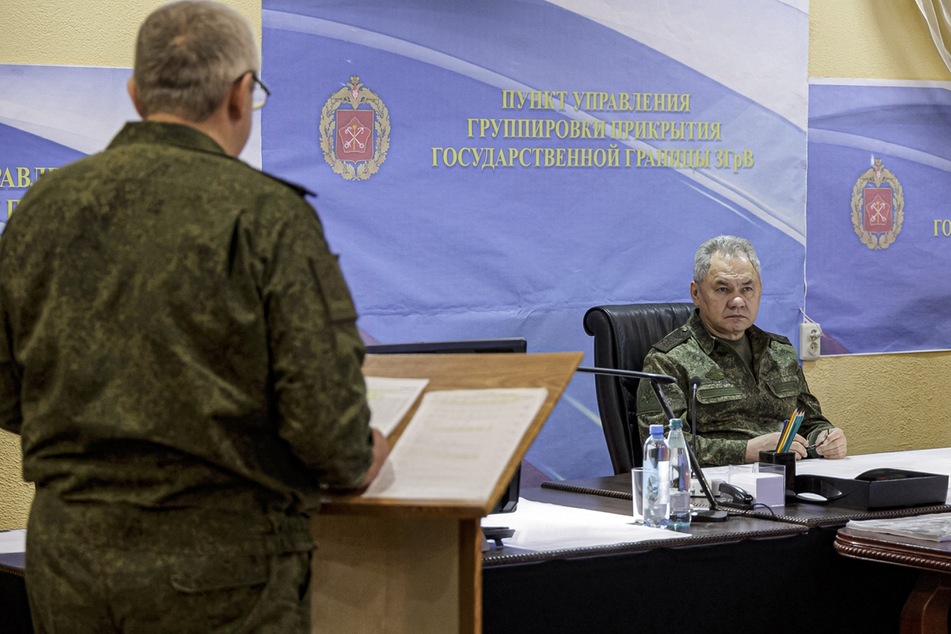 Auf dieser Aufnahme hört Sergej Schoigu (r.), Verteidigungsminister von Russland, einem Offizier zu, während er einen Gefechtsstand einer der Formationen der russischen Gruppe Zapad (West) der russischen Truppen an einem ungenannten Ort in der Ukraine inspiziert.