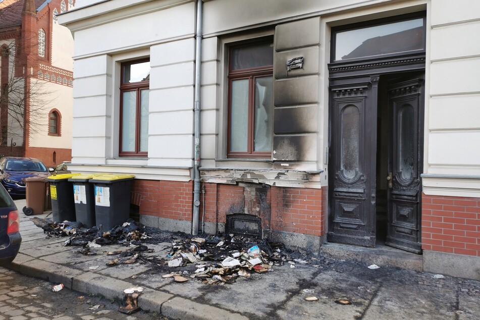 Auch in der nahe gelegenen Körnerstraße griff ein Mülltonnen-Brand auf die Fassade über.