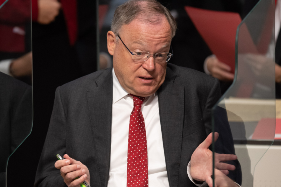 Stephan Weil (61, SPD) findet, dass sich Deutschland mit den Flüchtlingen im Herbst 2015 übernommen hat.