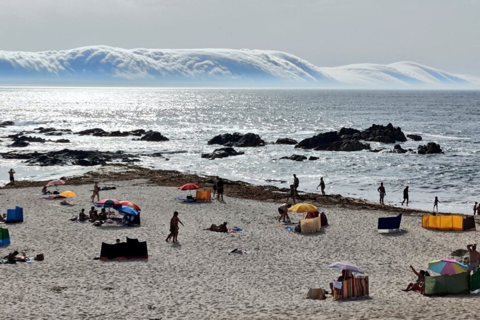 Fenómeno raro asusta a los visitantes de la playa