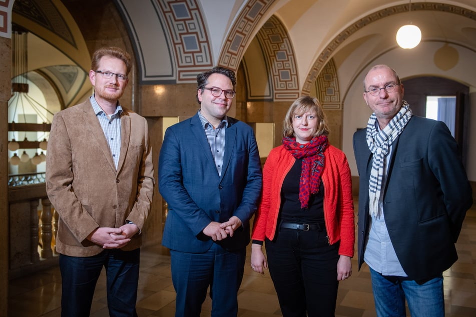 Ferenc Csák (Leiter Kulturbetrieb der Stadt Chemnitz), Frédéric Bußmann (Generaldirektor Kunstsammlungen) und die beiden "Gegenwarten"-Kuratoren Sarah Sigmund und Florian Matzner (r.)