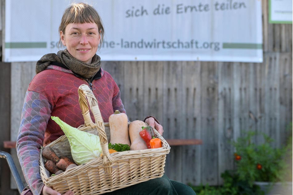 Julia "Julie" Mertens (35) mit dem Ernteanteil der Woche.