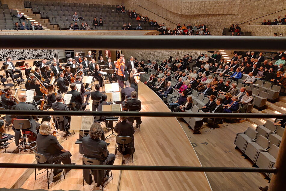 "Letzte Generation" stört Elbphilharmonie-Konzert und klebt sich auf der Bühne fest