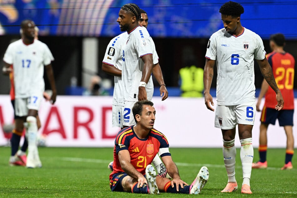 Mikel Oyarzabal (29, am Boden) hatte gegen Kap Verde einen ganz schweren Stand.