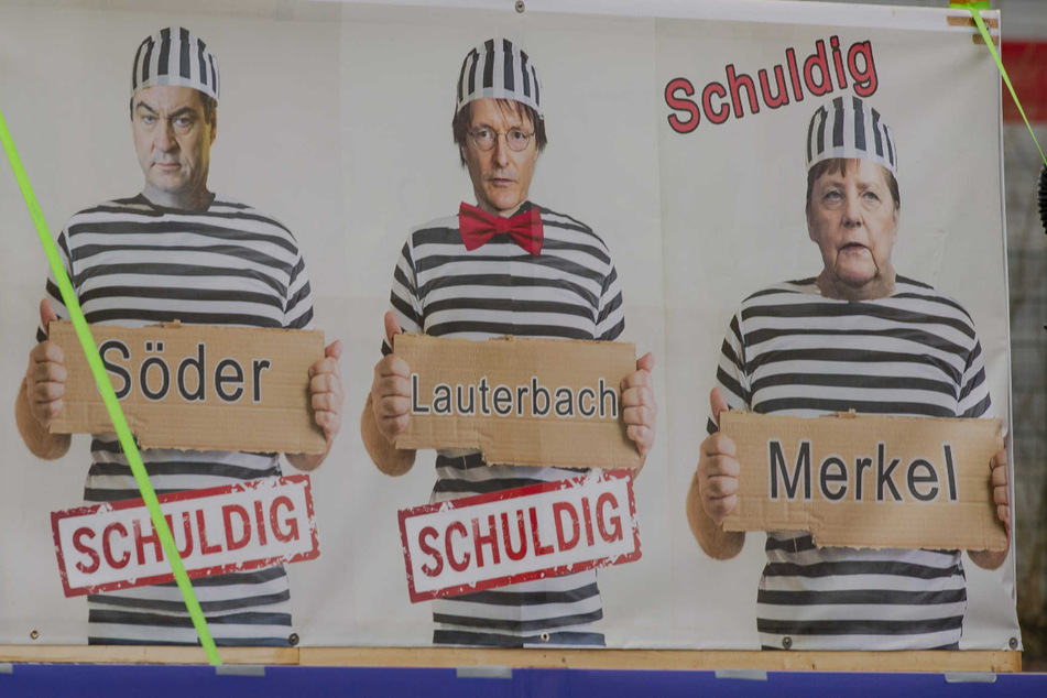 Bayerns Ministerpräsident Markus Söder (54, CSU), Mediziner Karl Lauterbach (58, SPD) und Bundeskanzlerin Angela Merkel (66, CDU) tragen Häftlingsklamotten und werden für schuldig erklärt.