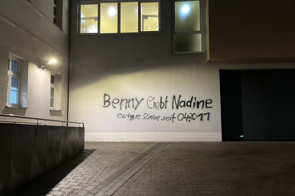 Das Gebäude der Polizei wurde mit Graffiti verunstaltet.